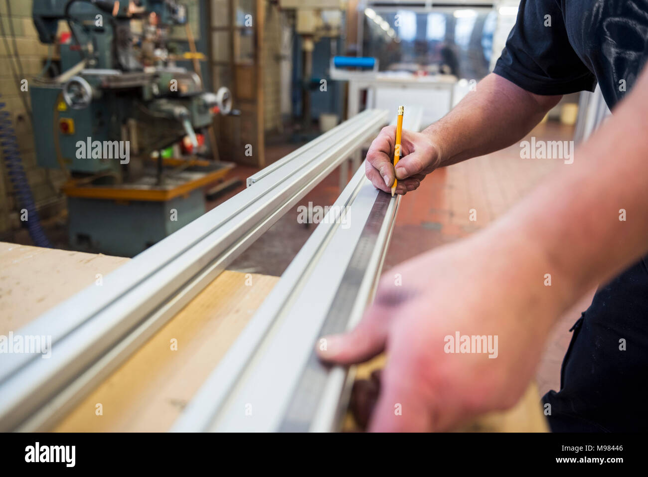 Close-up de l'homme en travaillant en usine sur l'élément en métal Banque D'Images