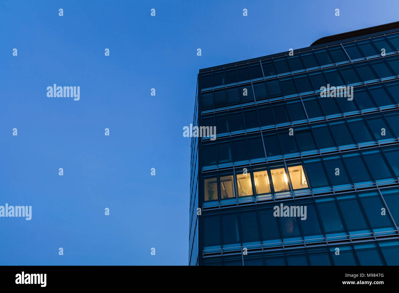 Allemagne, Bade-Wurtemberg, office building at night Banque D'Images