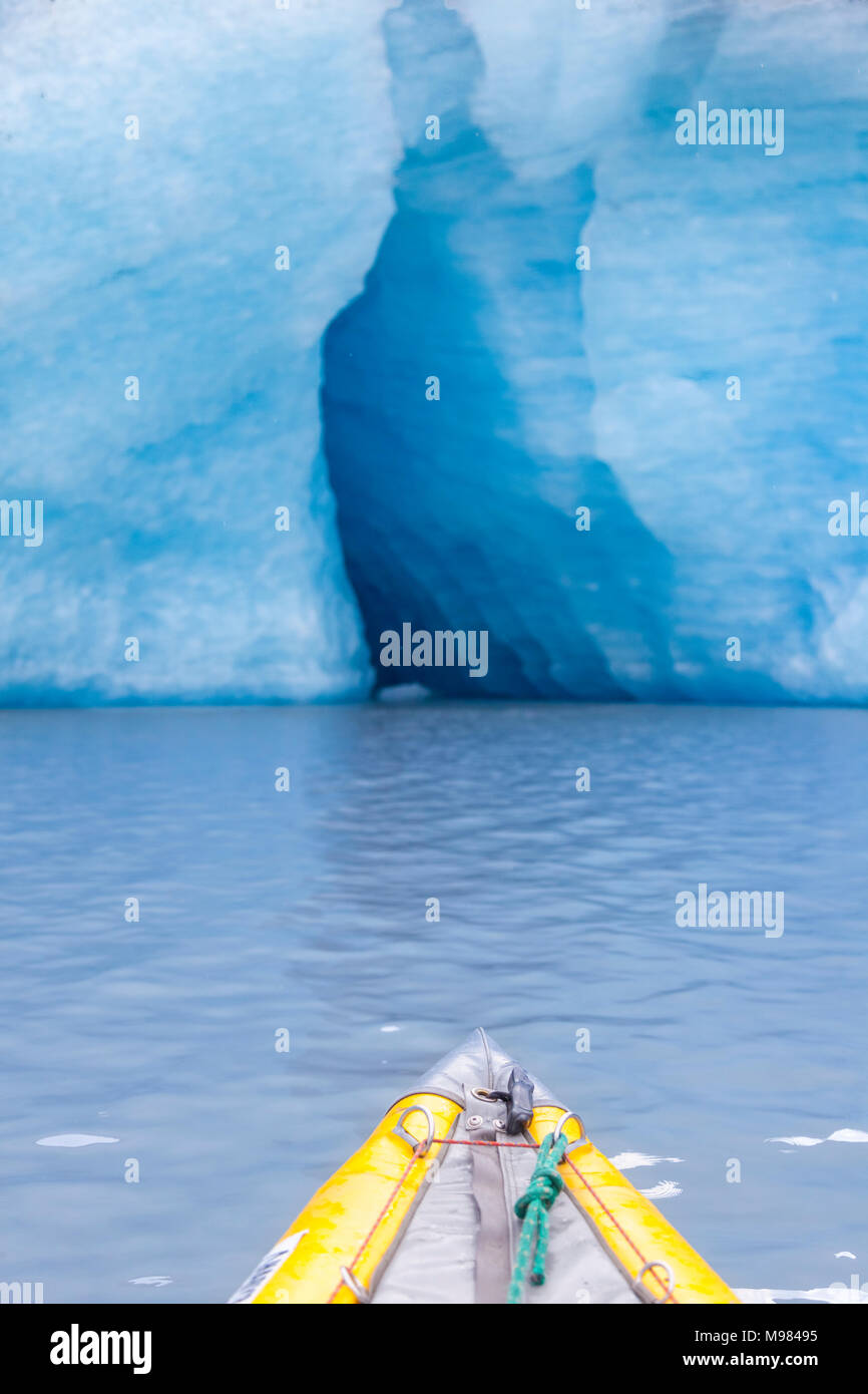 USA, Alaska, Valdez-Glacier kajak, en face de la caverne de glace Banque D'Images