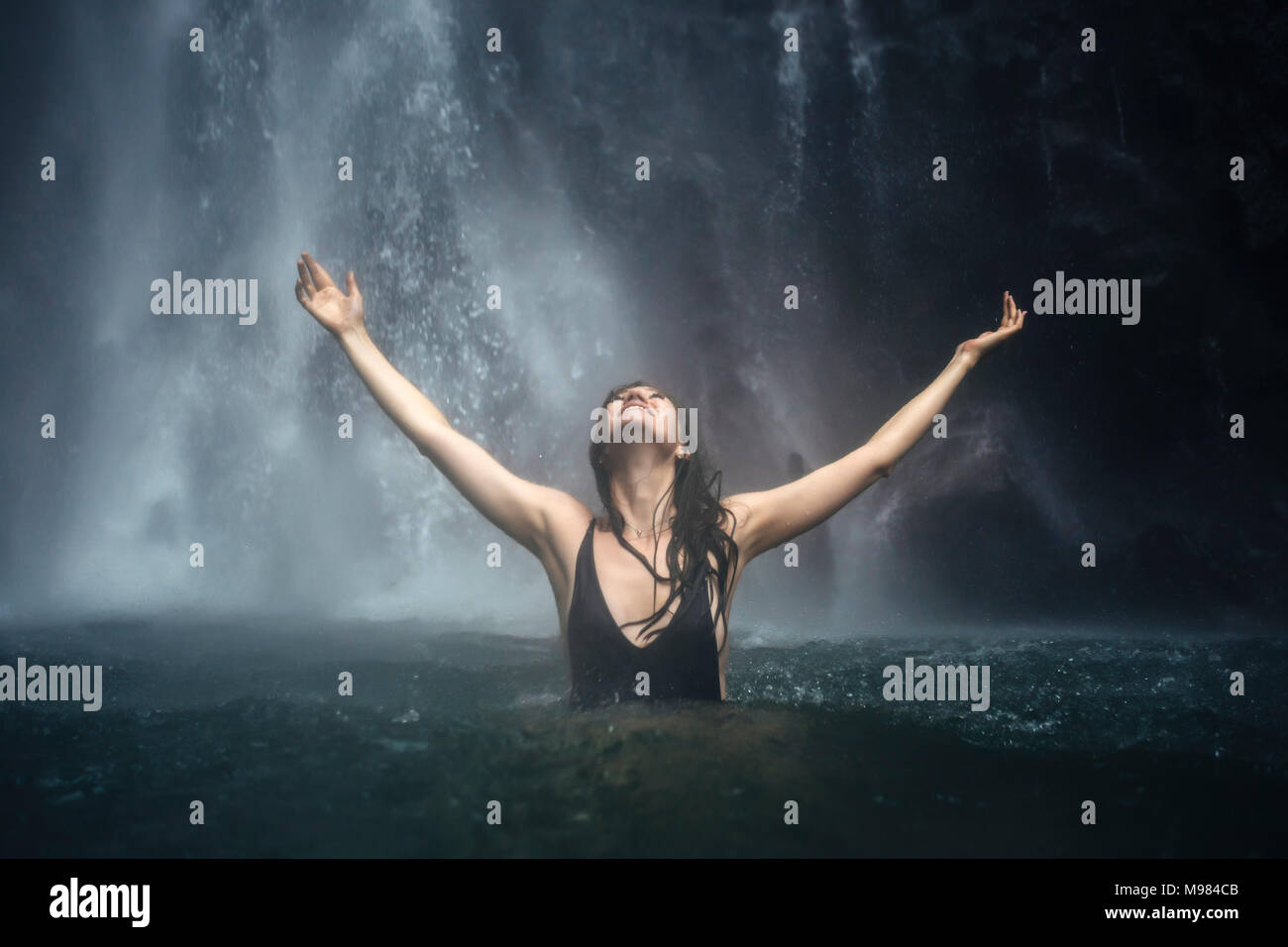 L'INDONÉSIE, Bali, jeune femme baignade à Sekumpul waterfall Banque D'Images