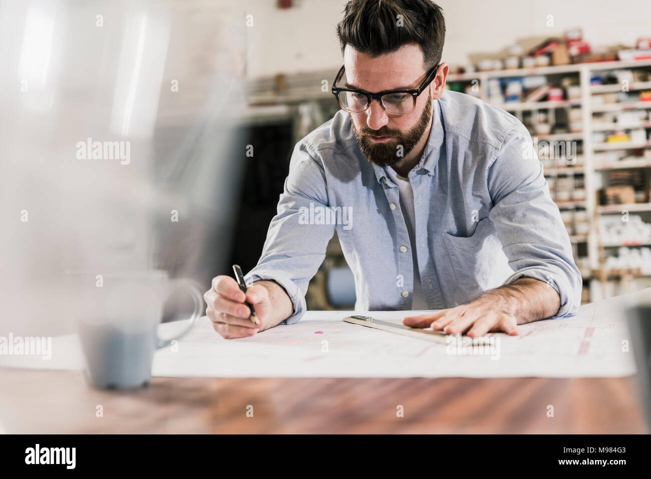 Man working on construction plan Banque D'Images