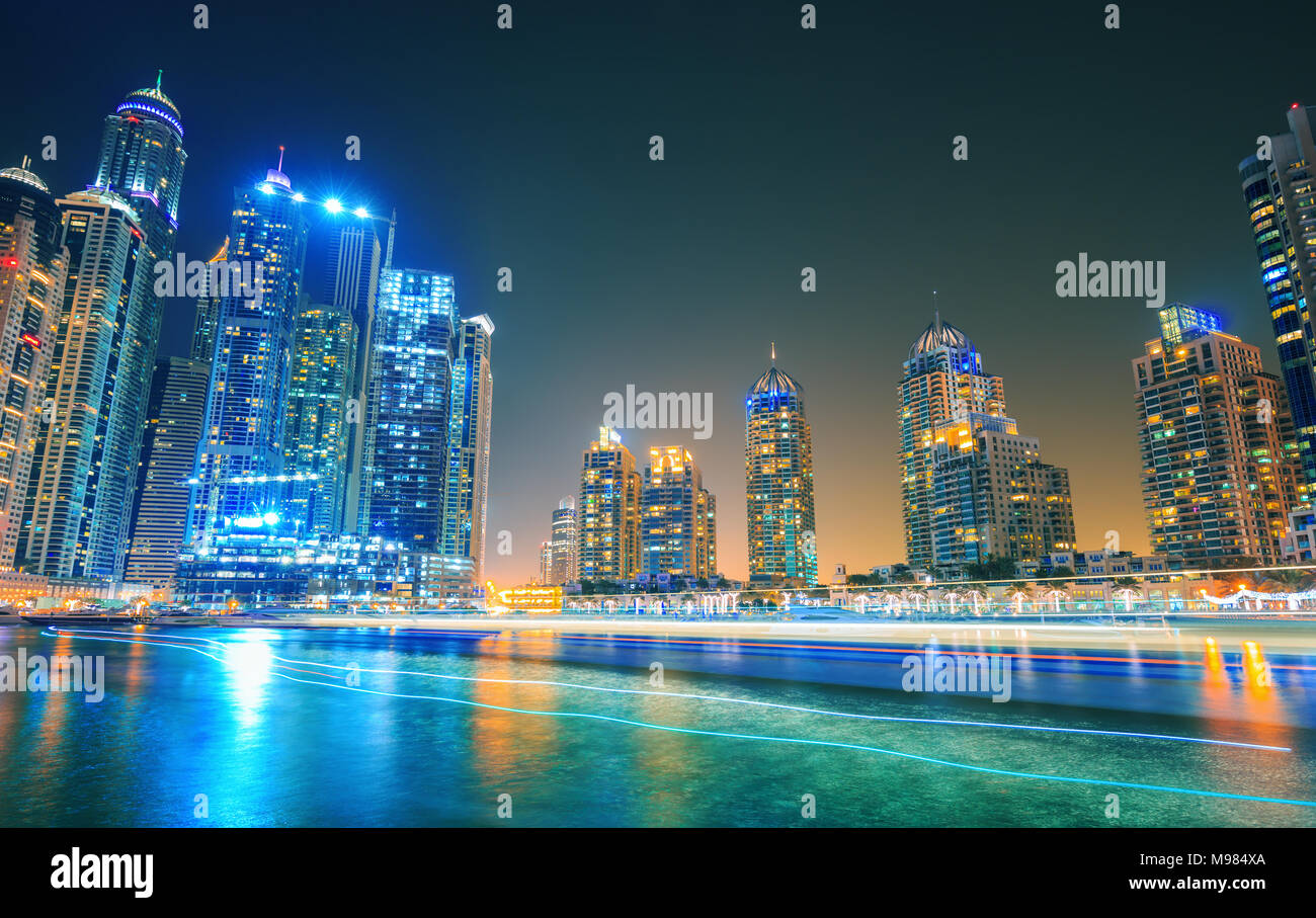 Soir sur canal et la promenade dans la Marina de Dubaï, Dubaï, Emirats Arabes Unis Banque D'Images