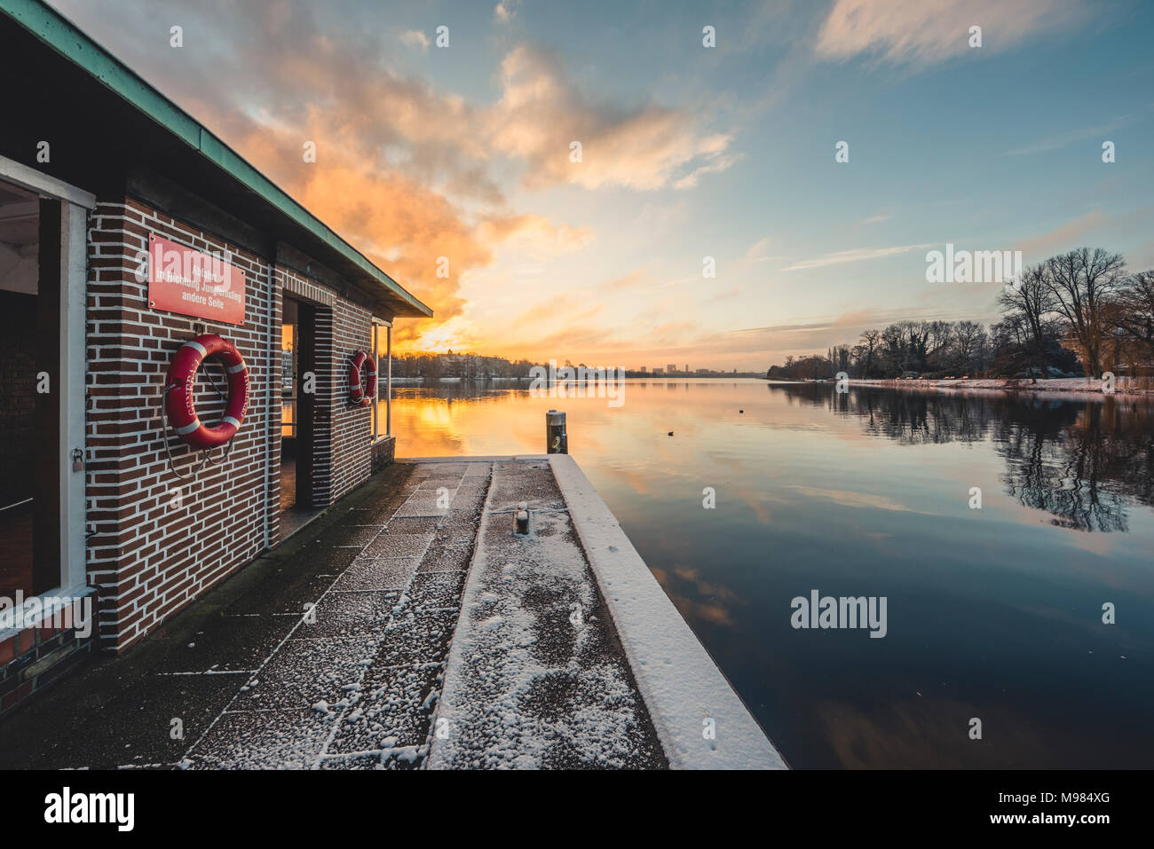 Allemagne, Hambourg, l'Alster, Ferry dock Krugkoppelbruecke au lever du soleil en hiver Banque D'Images