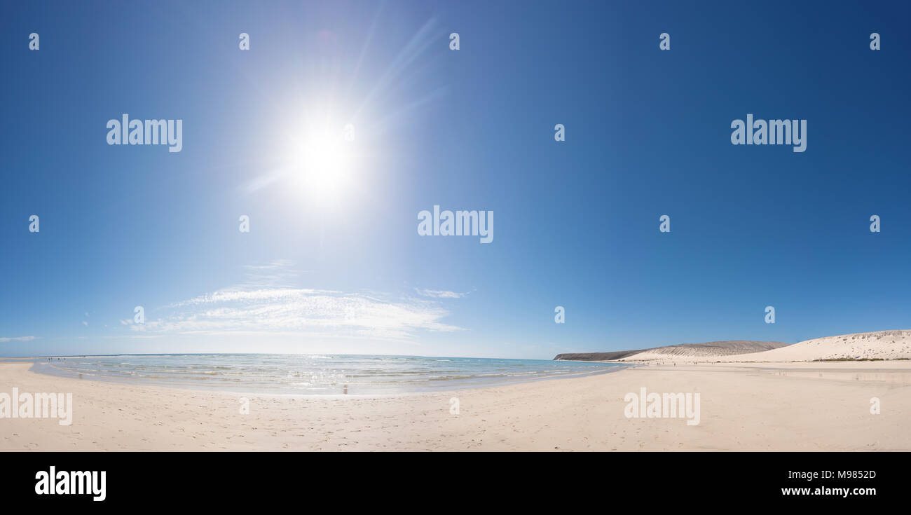 Panorama de la plage de la mer de sable avec le soleil Banque D'Images