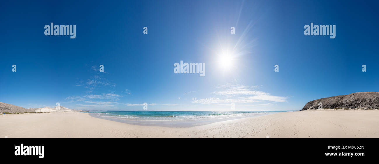 Panorama de la plage de la mer de sable avec le soleil Banque D'Images