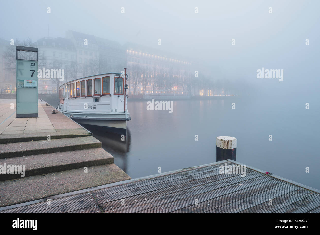 Allemagne, Hambourg, navire à passagers et de Jungfernstieg dans le brouillard Banque D'Images
