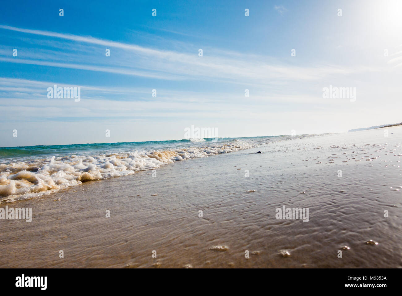 Le calme de la mer et du surf sur une plage de sable fin. été mer par beau temps avec ciel bleu. Belle plage de sable et des vagues transparente Banque D'Images