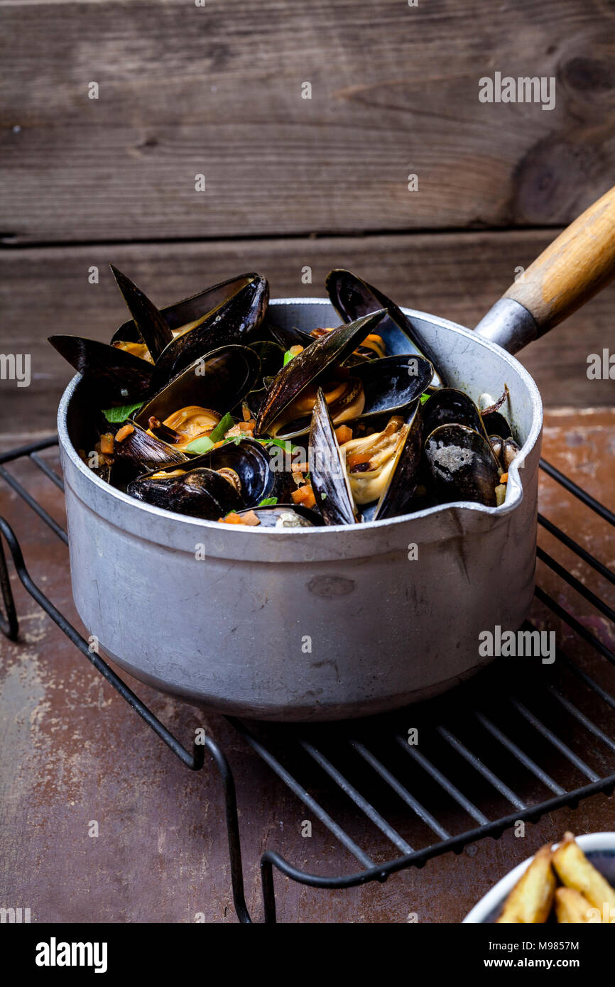 Les moules bleues dans cooking pot Banque D'Images