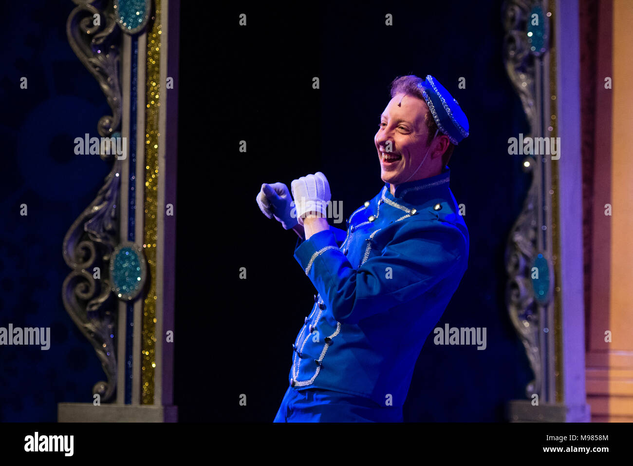 Acteur dans 'Boutons' sur scène en costume d'une société de production dramatique amateur la pantomime classique Cendrillon, à Aberystwyth Arts Centre, 2018, UK Banque D'Images