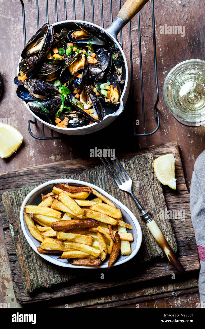 Moules-frites, la moule bleue et de frites, vin blanc Banque D'Images