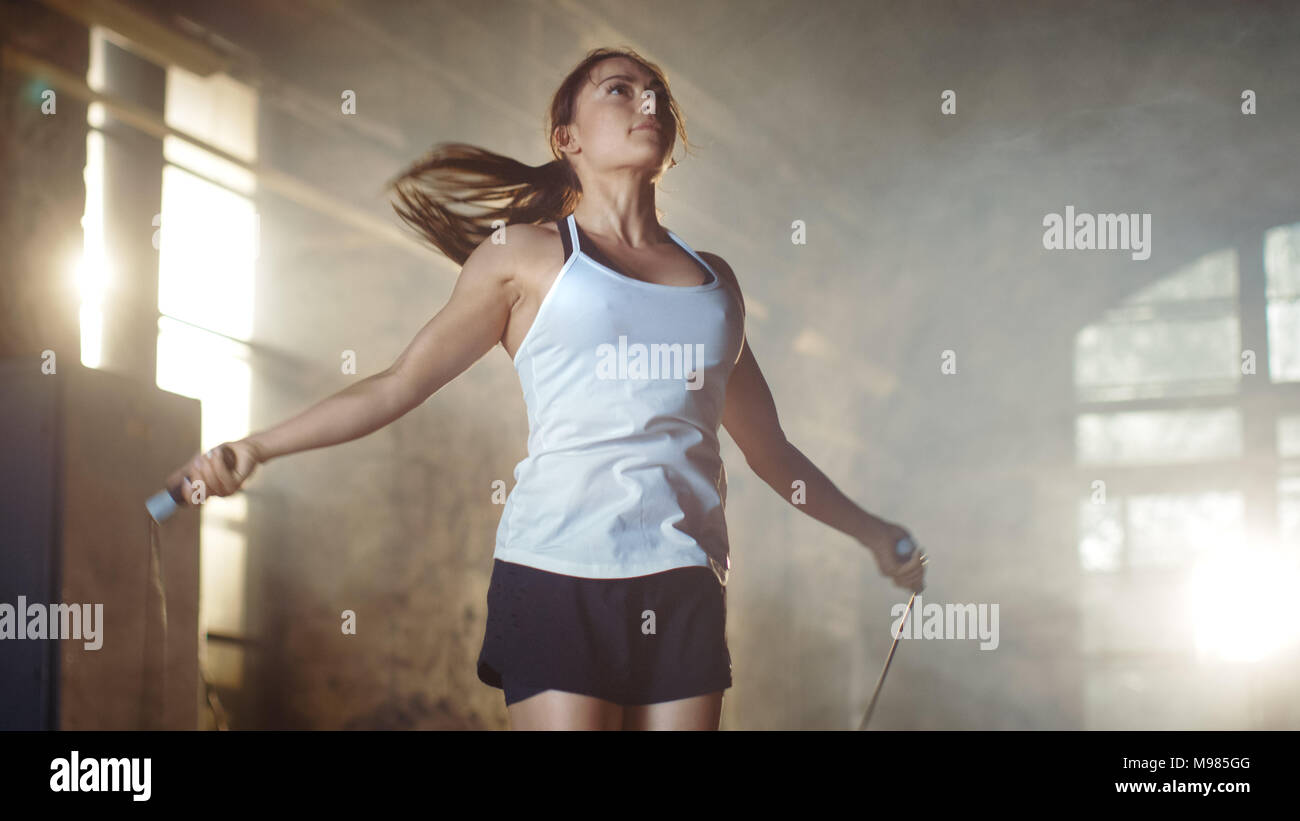 Belle femme athlétique des exercices avec Jump / la corde à sauter dans une salle de sport. Elle fait partie de sa formation de remise en forme. Banque D'Images
