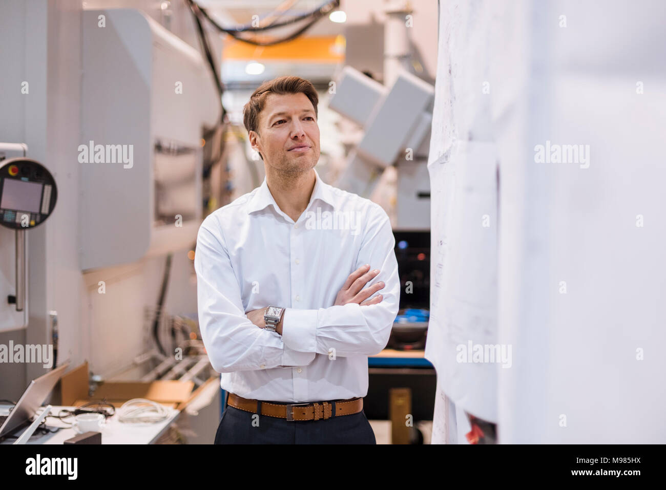 Confident businessman in factory à la recherche autour de Banque D'Images