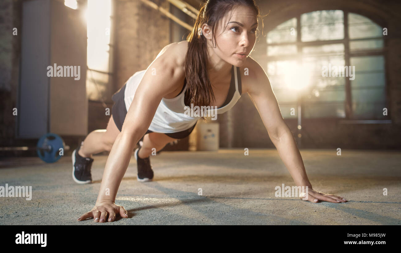 Belle femme athlétique n'Push-ups dans le cadre de son contre Fitness, Gym Bodybuilding Routine de formation. Banque D'Images