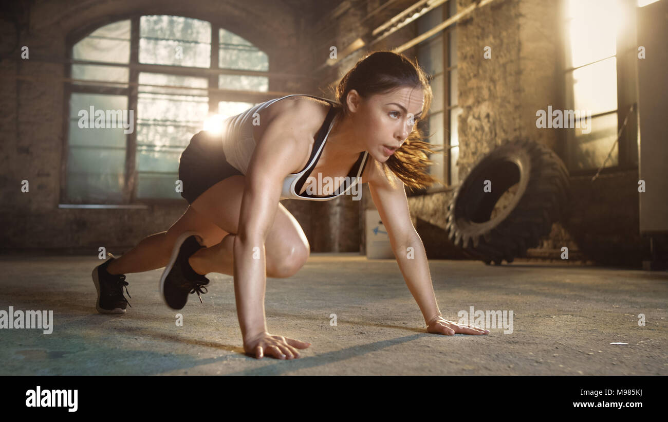 Belle femme athlétique n'exécutant Plank dans le cadre de son contre Fitness, Gym Bodybuilding Routine de formation. Banque D'Images