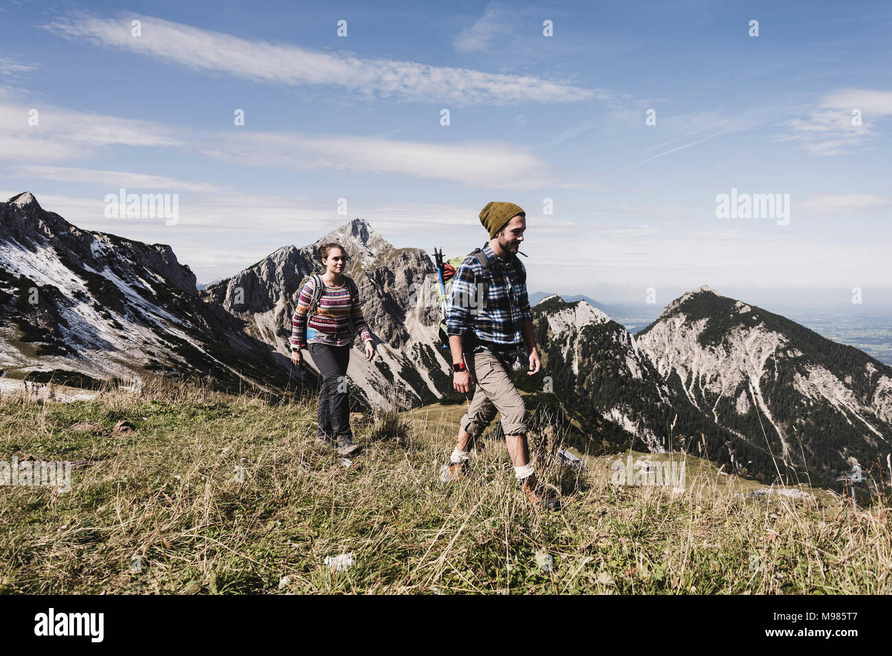 Autriche, Tyrol, jeune couple randonnées en montagne Banque D'Images