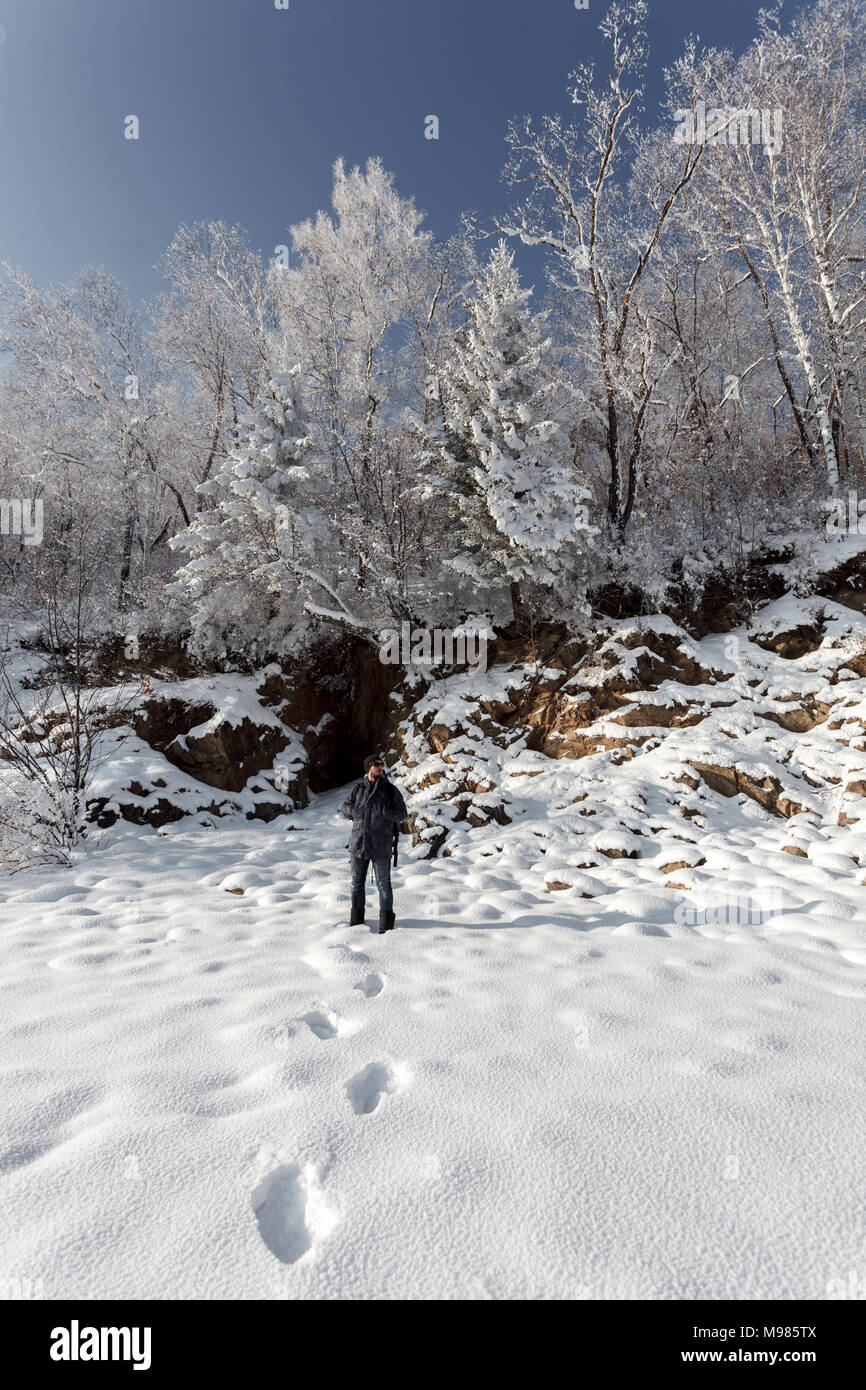 La Russie, de l'Oblast de l'amour, l'homme dans la nature couverte de neige Banque D'Images