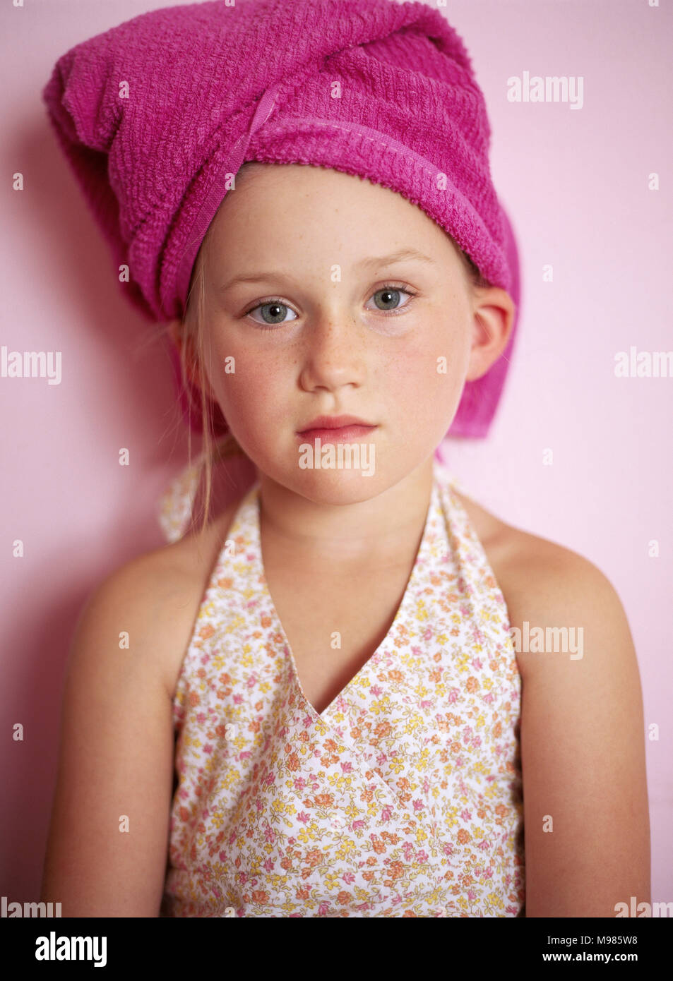 Portrait of little girl wearing pink towel turban Banque D'Images