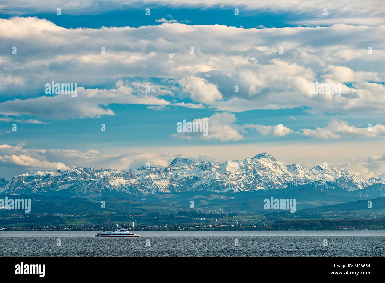 Deutschland, Bade-Wurtemberg, Bodensee, Immenstaad, Katamaran vor Alpenkulisse Banque D'Images