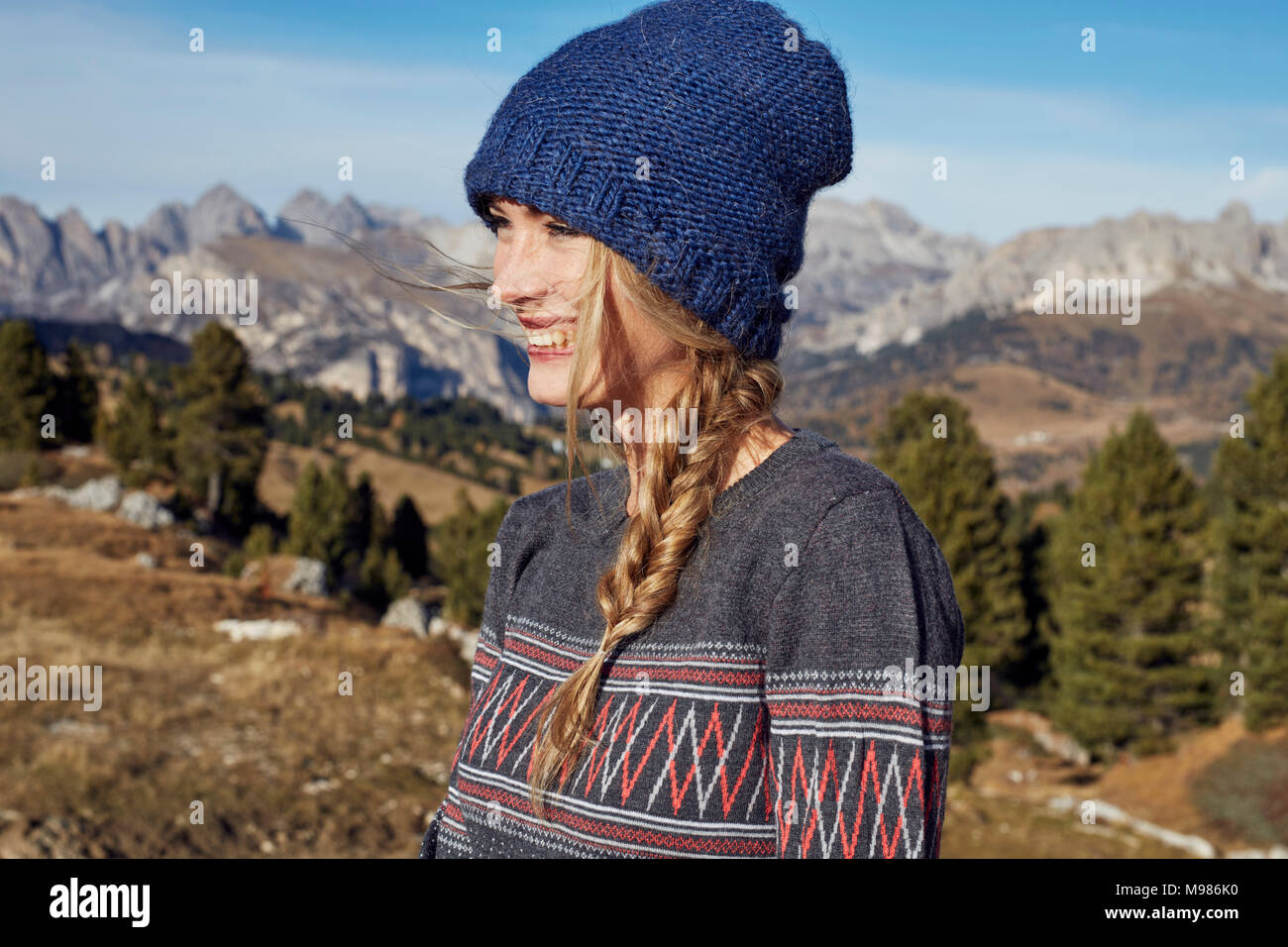 Portrait of happy young woman hiking dans les montagnes Banque D'Images