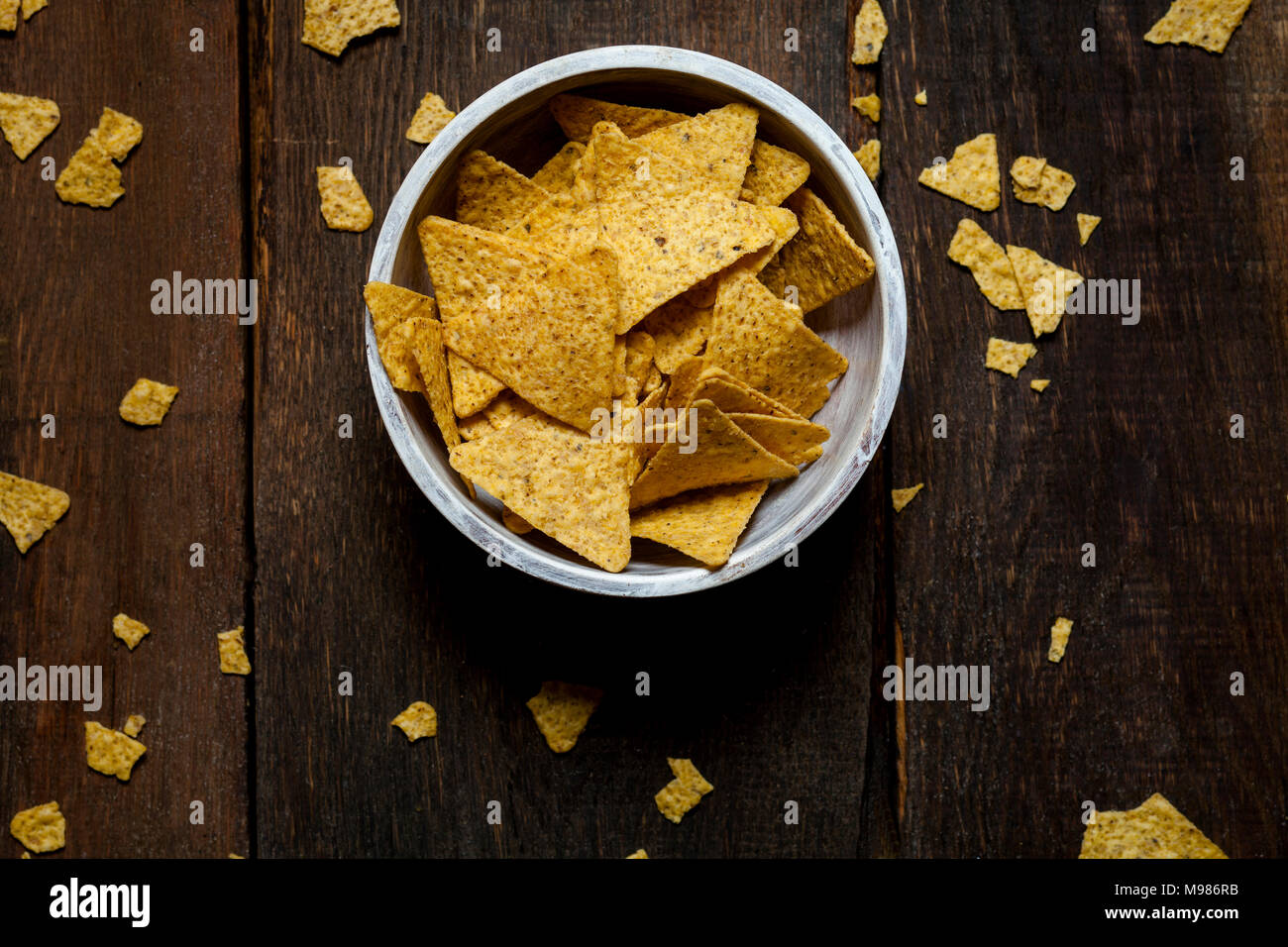 Croustilles de maïs dans un bol Banque D'Images