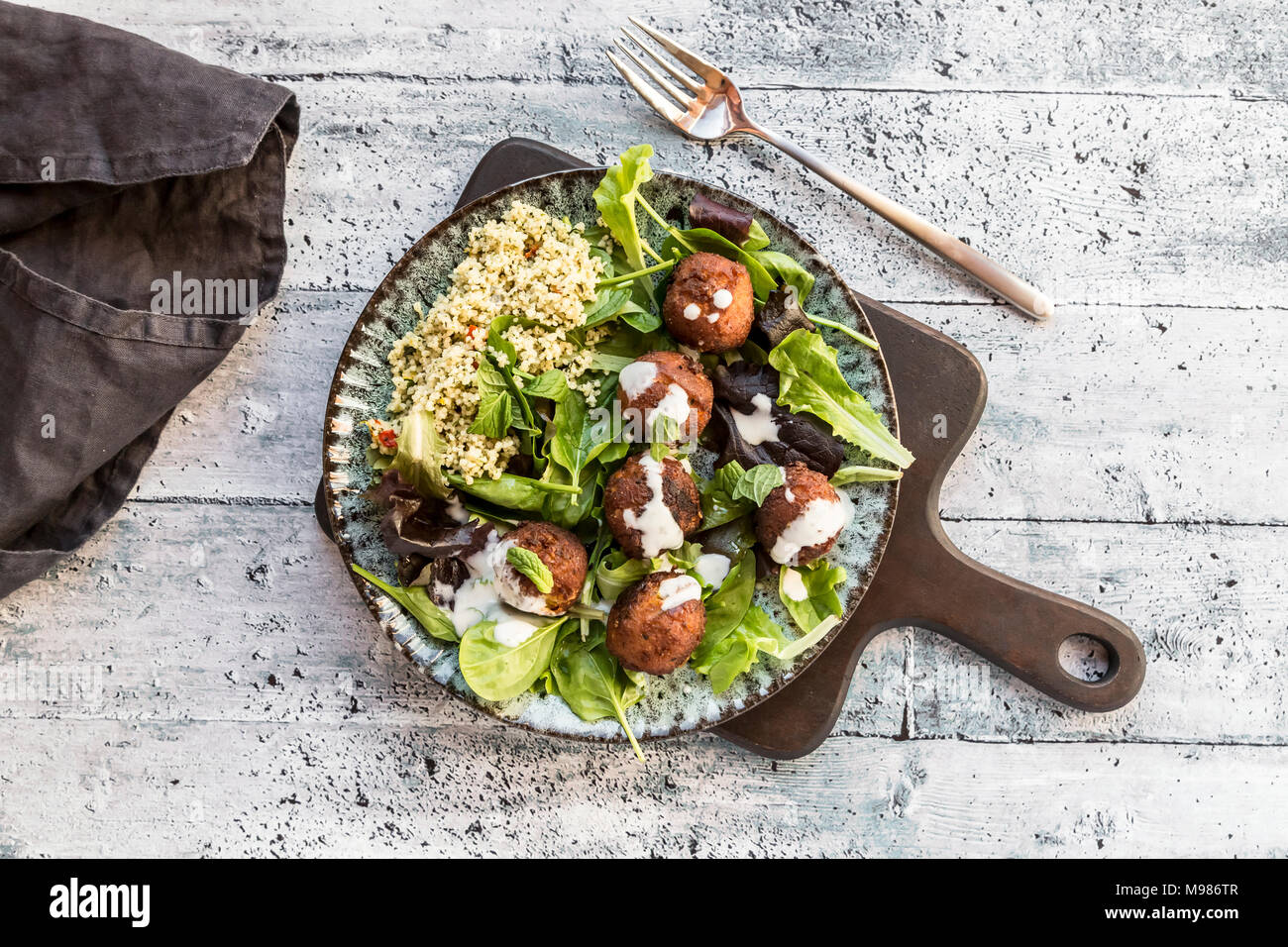 Assiette de Falafel, salade, sauce yogourt à la menthe et un taboulé Banque D'Images