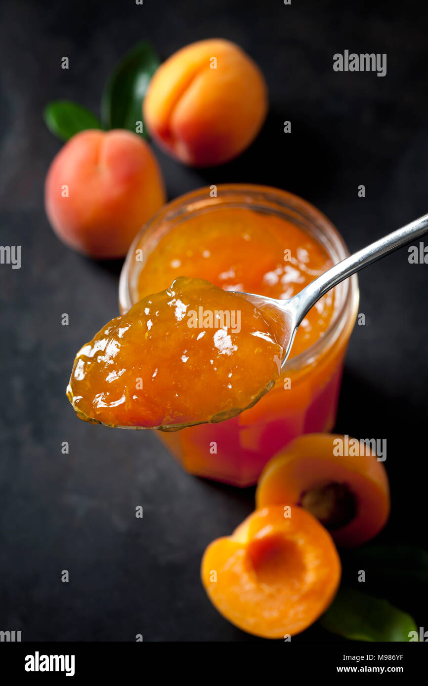 Cuillère à soupe de confiture d'abricots, close-up Banque D'Images