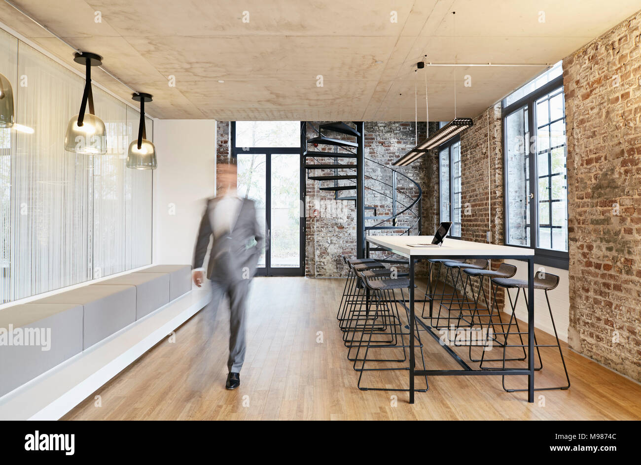 Businessman walking in modern office Banque D'Images