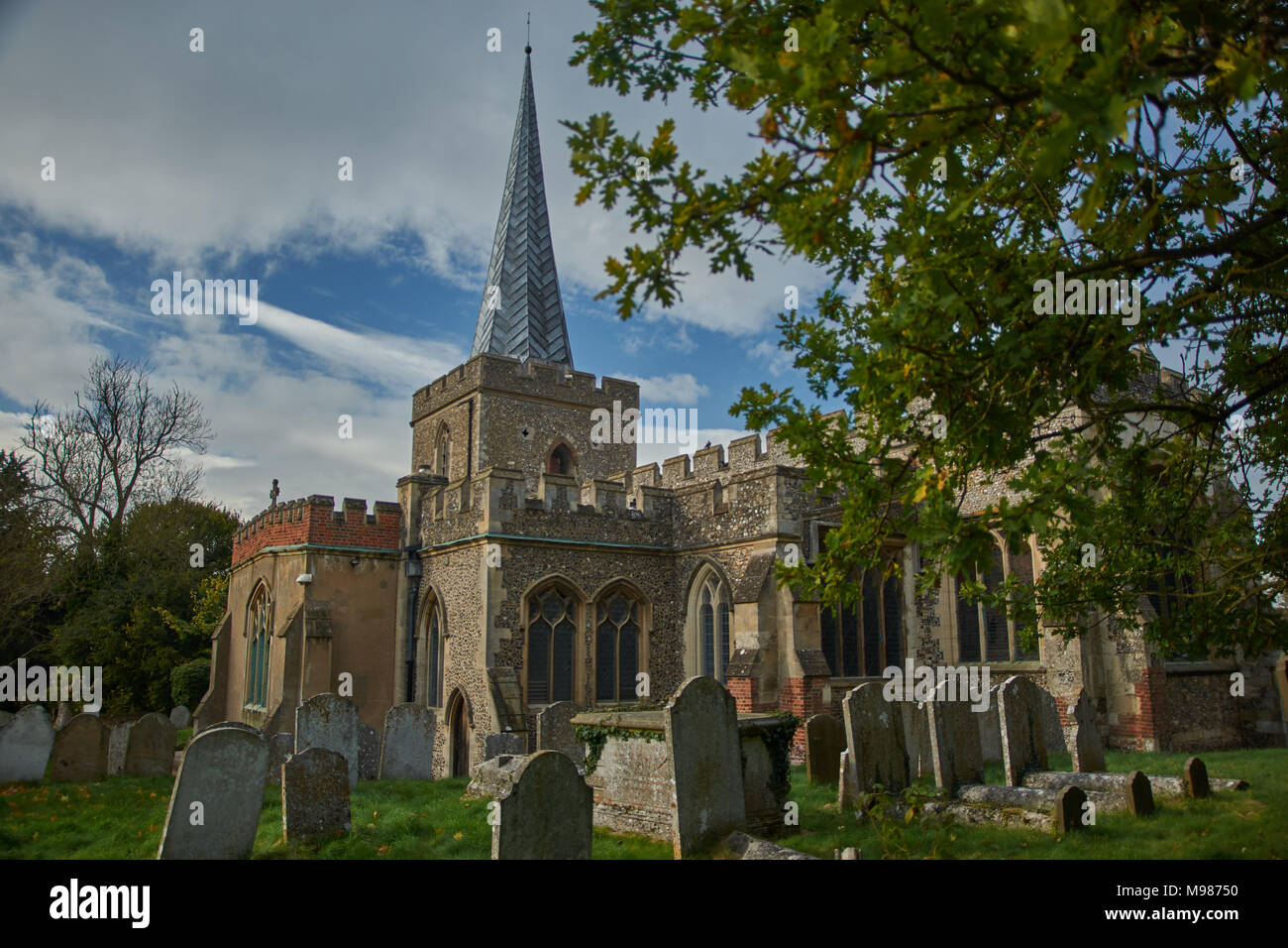 St Nicholas Church et cimetière, Hertfordshire, Angleterre Banque D'Images