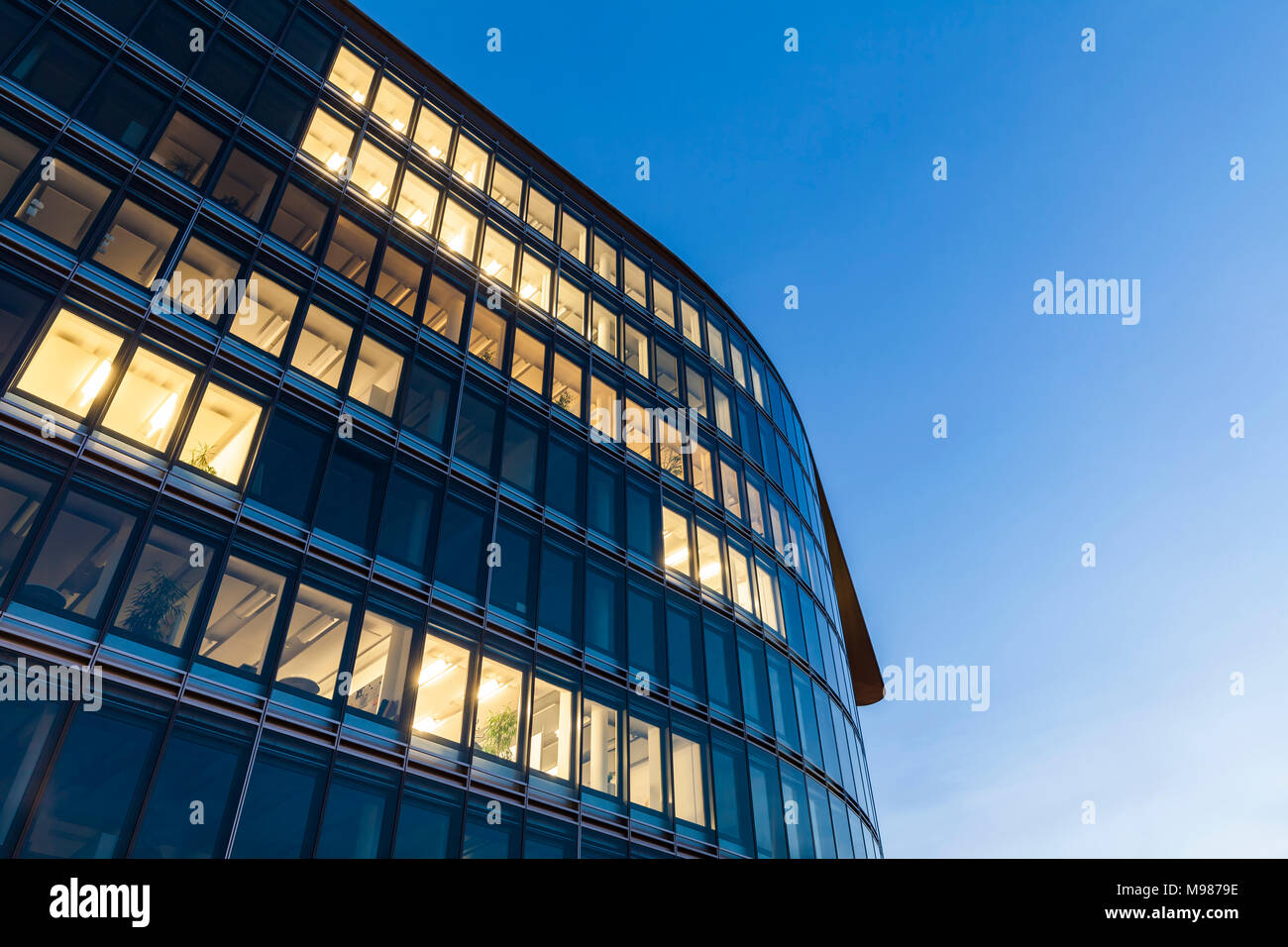 Allemagne, Bade-Wurtemberg, office building at night Banque D'Images