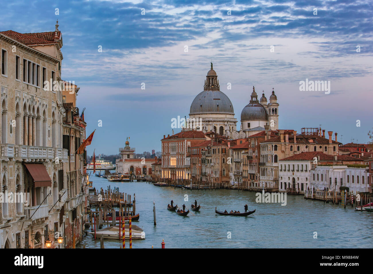 Italie, Vénétie, Venise, Gondoles sur le Grand Canal en face de la Basilique Santa Maria della Salute Banque D'Images