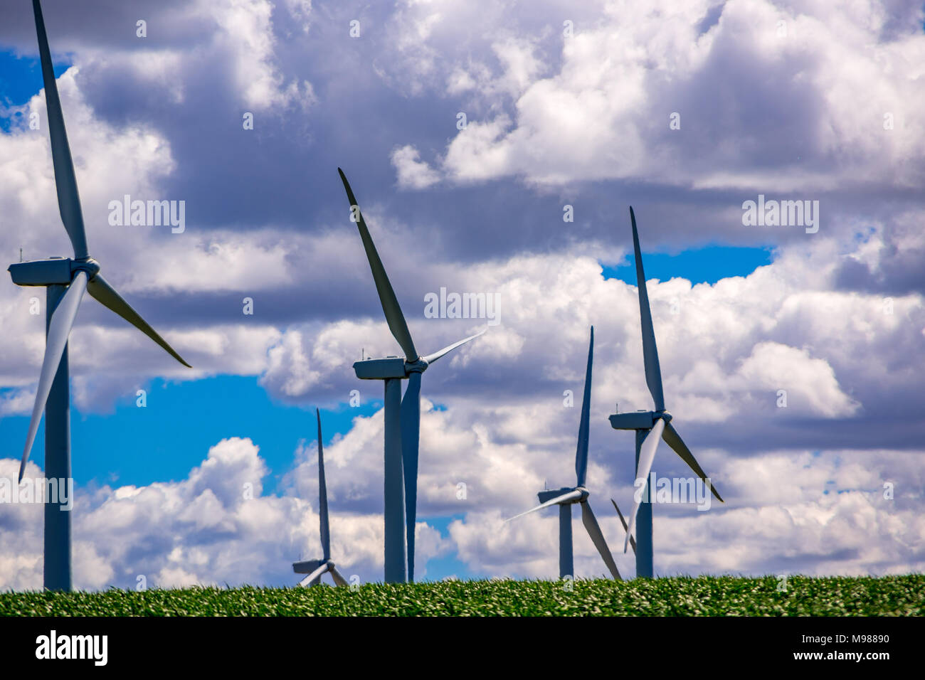 Les producteurs d'électricité éolienne au sommet d'une colline. Situé dans l'Est de l'Oregon. Banque D'Images