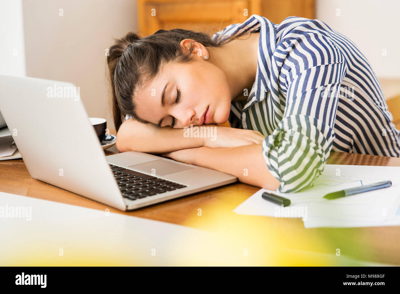 Jeune femme dormir devant son ordinateur portable à la maison Photo Stock -  Alamy