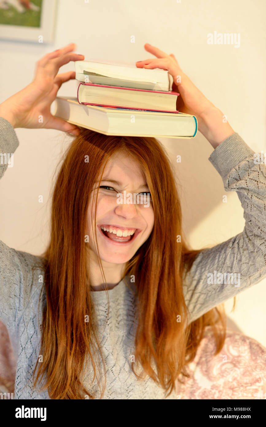 Mädchen mit Büchern auf dem Kopf, Buchstapel, Leseratte, Bayern, Deutschlaned Banque D'Images
