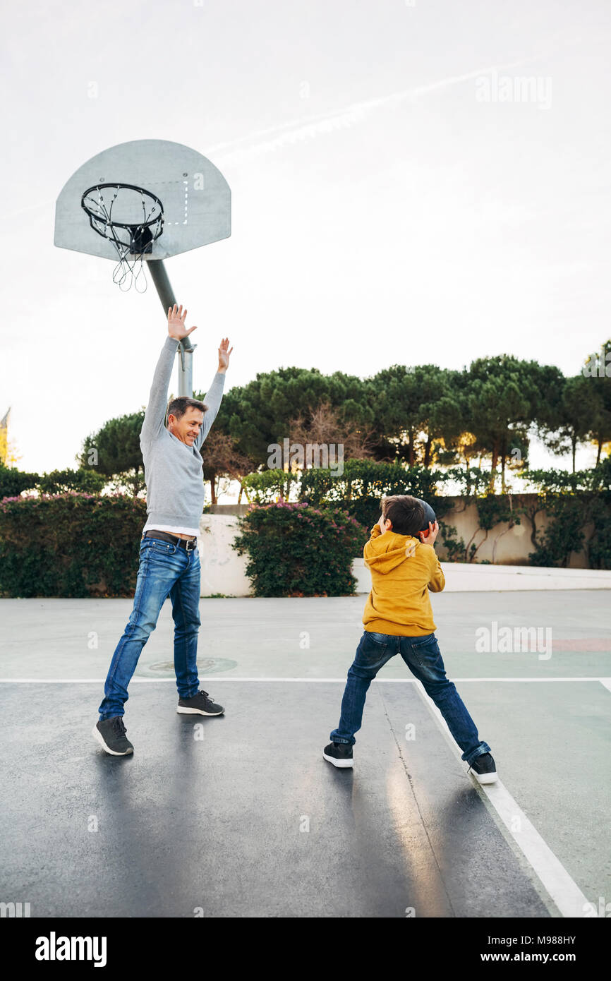 Sur Au Basket Et Extérieure D Fils Père Banque Ball Une Jouer Cour w0nOPk