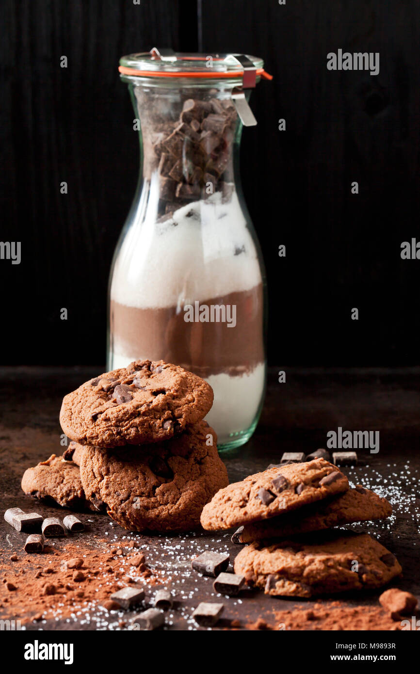 Cookies au chocolat et bouteille de verre baking mix Banque D'Images