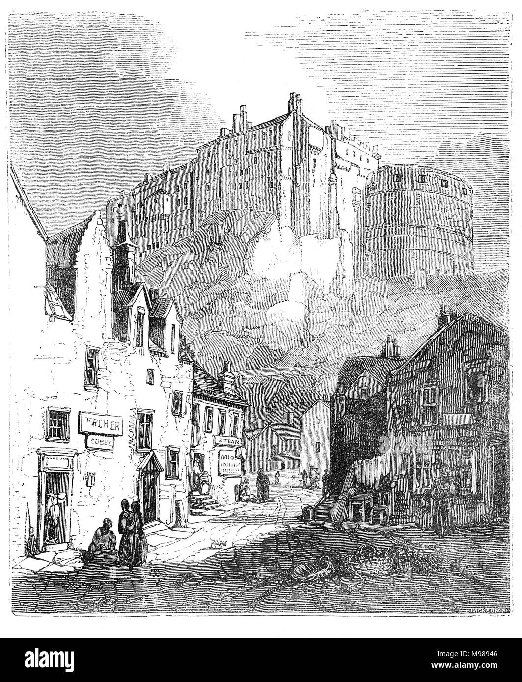 Vu de l'Herbe Marché, Château d'Edimbourg sur le rocher du château est une forteresse historique qui domine les toits de la ville d'Édimbourg, en Écosse. Il y a eu un château royal depuis le règne de David I au 12ème siècle, et le site a continué d'être une résidence royale jusqu'en 1633. À partir de la 15e siècle le château a diminué, et le rôle d'habitation par le 17ème siècle, il a été principalement utilisé comme caserne militaire avec une importante garnison. Banque D'Images