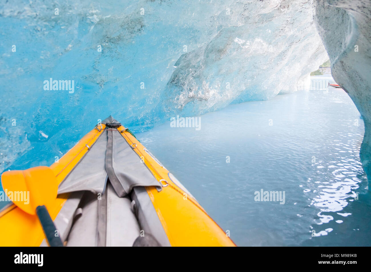 USA, Alaska, Valdez-Glacier, kajak dans la caverne de glace Banque D'Images