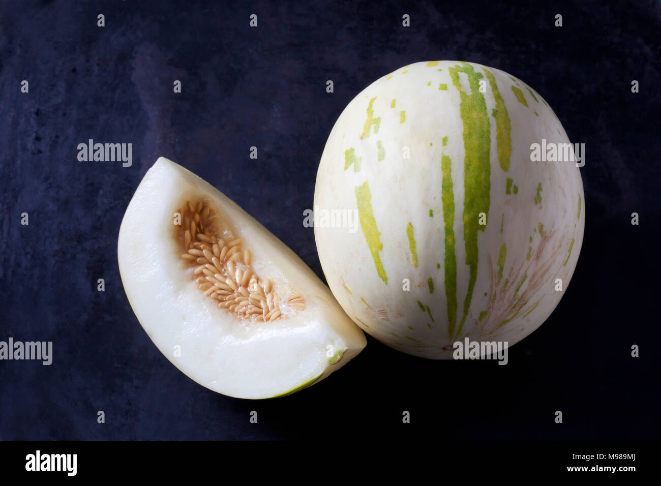 Melon boule sur la masse sombre Banque D'Images