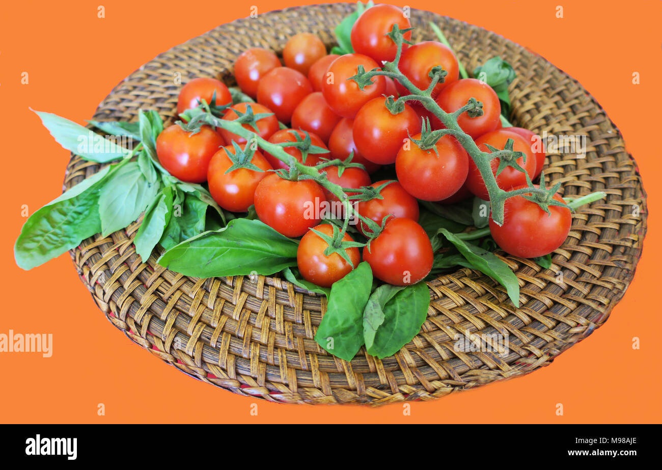 Tomates cerises fraîches sur une plaque Banque D'Images