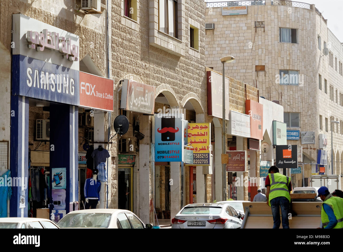 Aqaba, Jordanie, 7 mars 2018 : ligne d'affaires avec les différents magasins dans la banlieue d'Aqaba, au Moyen-Orient Banque D'Images