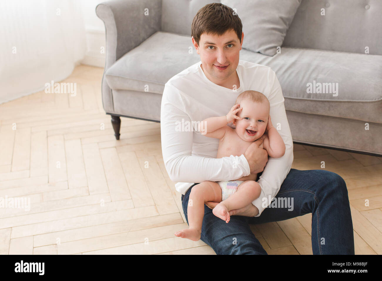Heureux père avec enfant joyeuse sur les mains Banque D'Images