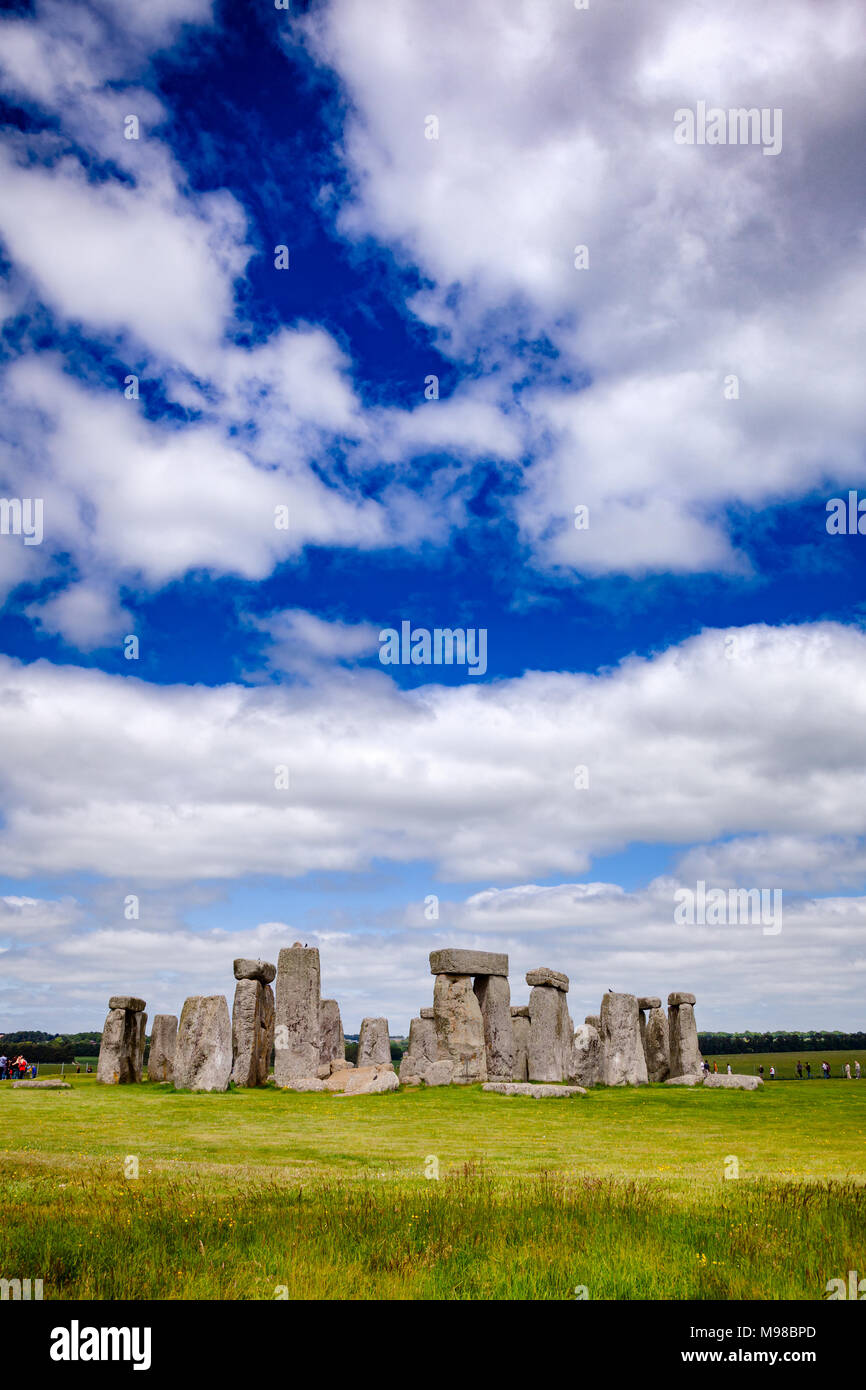 Comité permanent de l'antique pierres mégalithe monument préhistorique de Stonehenge Wiltshire, Angleterre du Sud-Ouest, Royaume-Uni, site du patrimoine mondial de l'UNESCO Banque D'Images