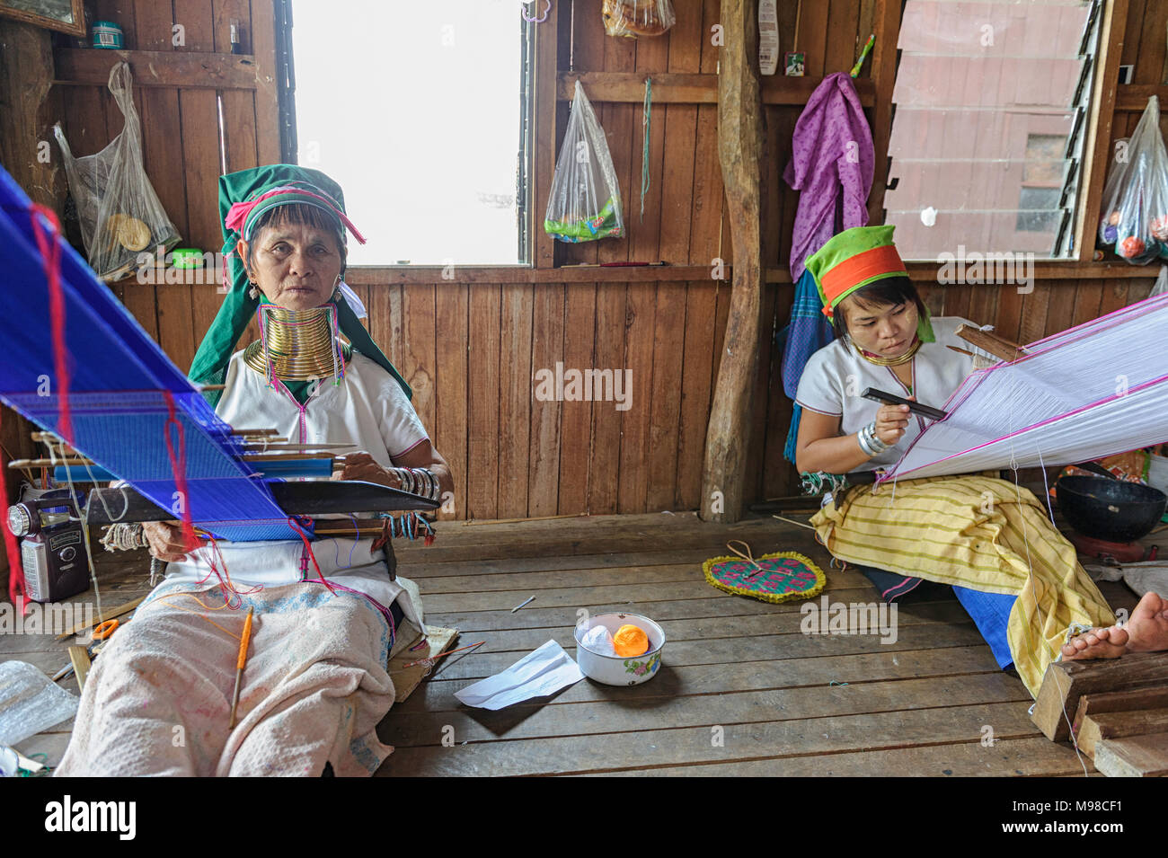 Femme Karen à long cou tissage, Inle Lake Myanmar Banque D'Images