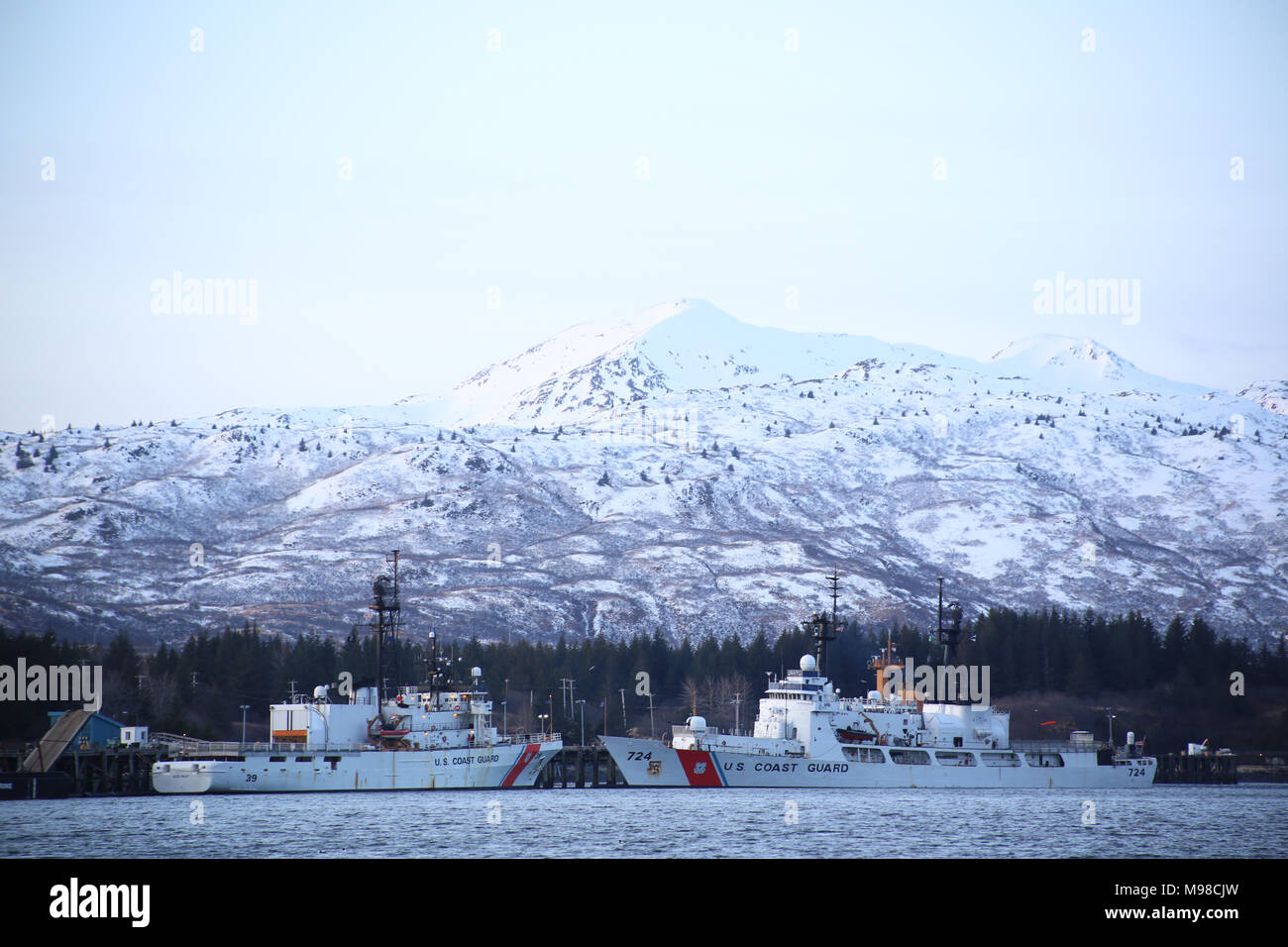 Deux garde-côtes s'asseoir dans d'attache à Kodiak, Alaska, le 19 mars 2018. Garde-côte de la loi et de mener des opérations de recherche et de sauvetage dans les eaux de l'Alaska. U.S. Coast Guard photo de Maître de 1re classe Charly Hengen. Banque D'Images