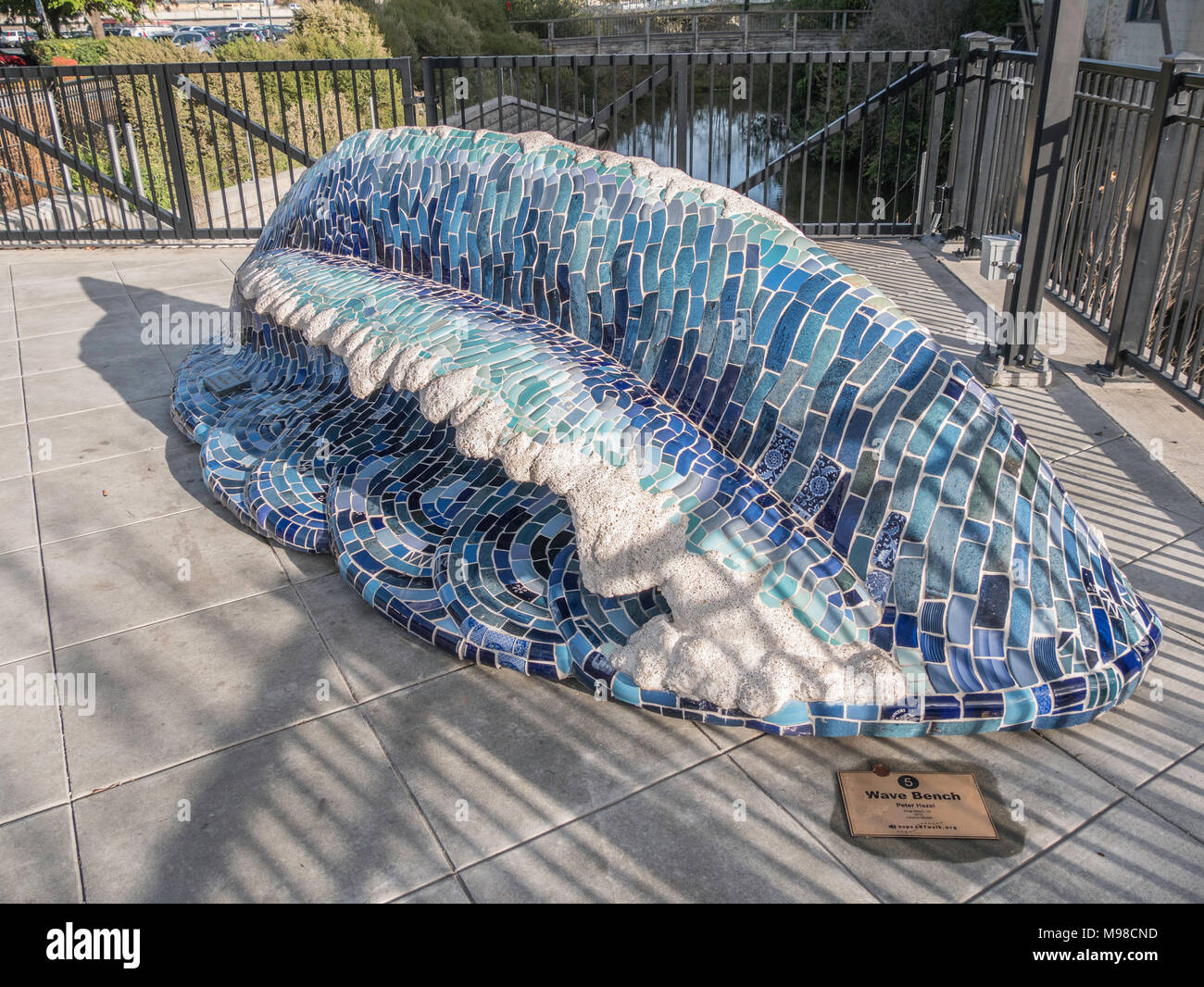Ville de Napa, Californie / 28 Novembre 2016 : vague banc par Peter Hazel est une mosaïque de verre et céramique sculpture sur le ciment. Banque D'Images