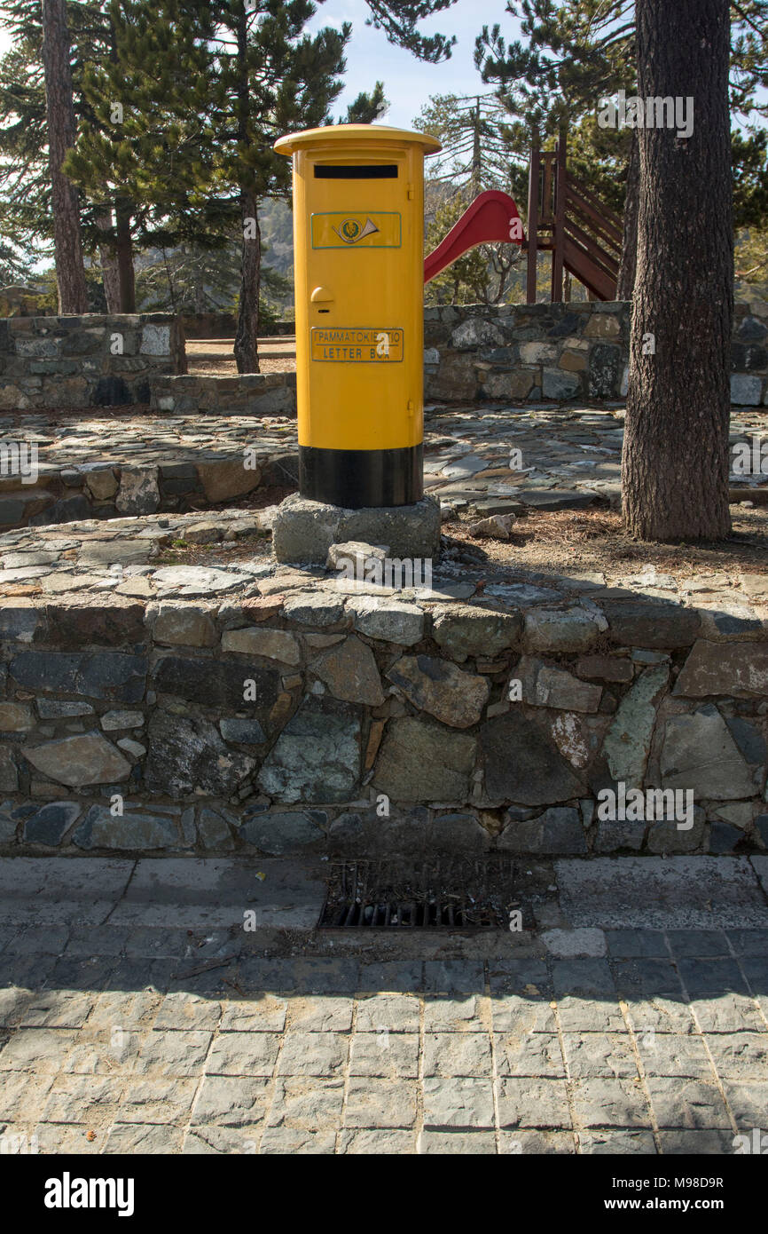 Nouveau style de boîte aux lettres jaune près de la place de Troodos dans le district de Limassol, Chypre, l'Europe méditerranéenne Banque D'Images