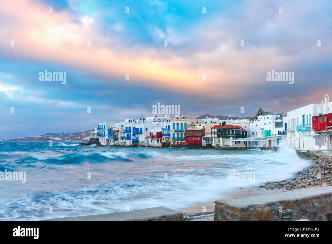 Voir la célèbre de Mikri Venetia ou Petite Venise pendant le lever du soleil sur l'île de Mykonos, l'île des vents, Grèce Banque D'Images