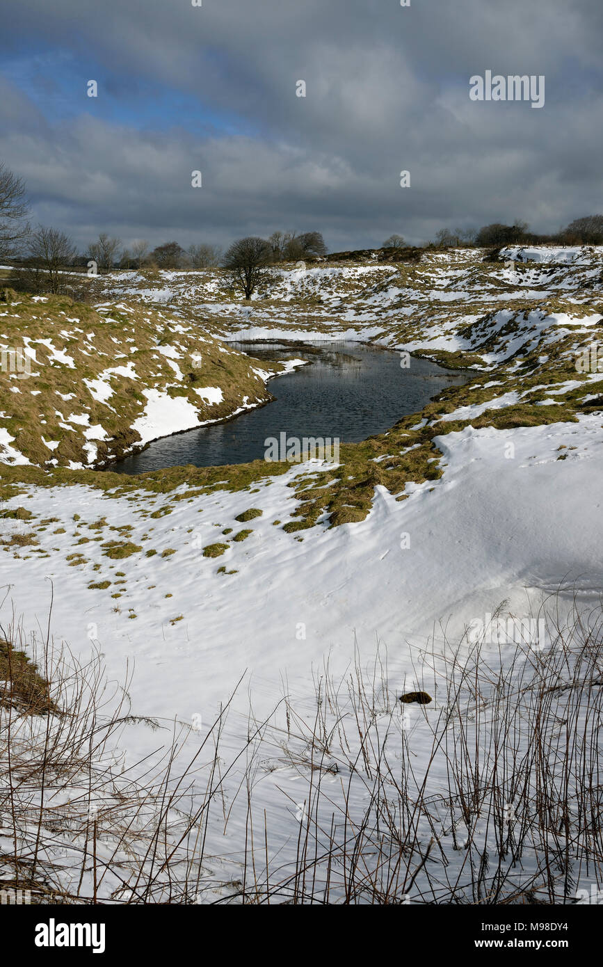 Chartreuse de plomb des étangs dans la neige, collines de Mendip, Somerset Banque D'Images