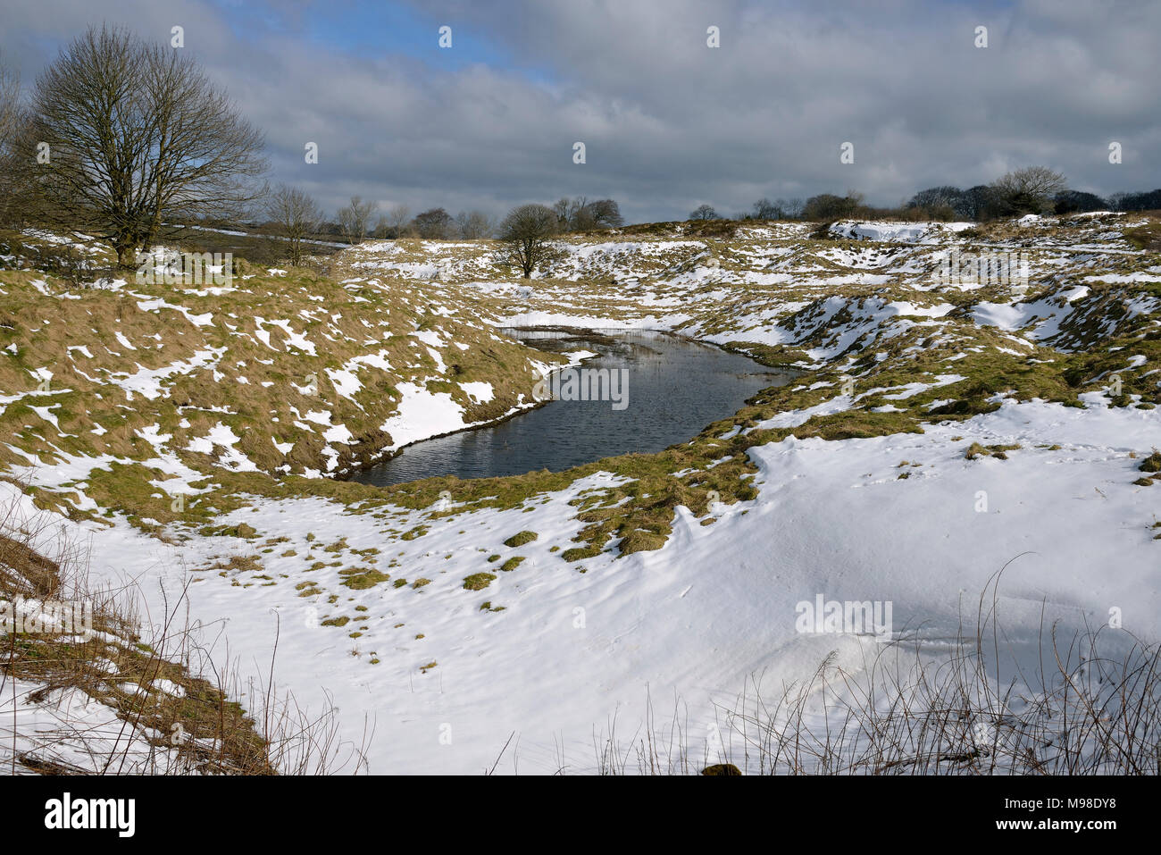 Chartreuse de plomb des étangs dans la neige, collines de Mendip, Somerset Banque D'Images