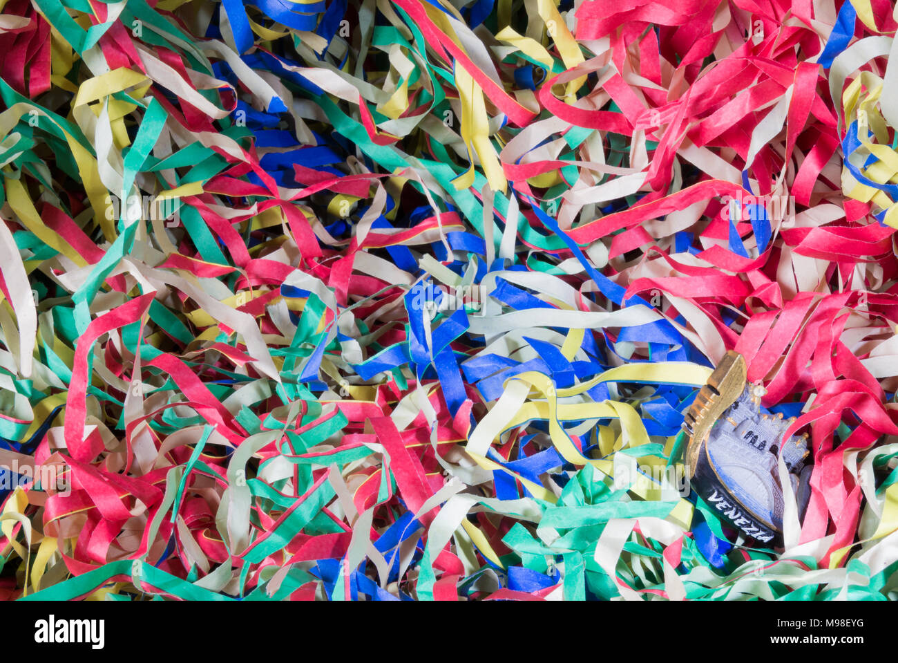 Gondole vénitienne sur fond de banderoles de couleur Banque D'Images